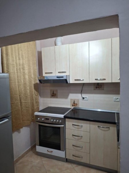 Tirane, jepet me qera apartament 1+1+Ballkon Kati 1, 55 m² 400 € (rruga e dibres)