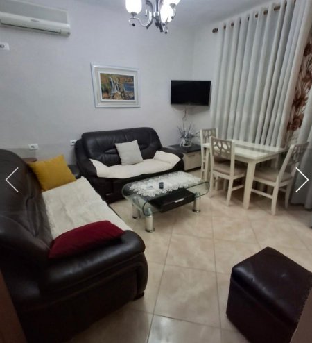 Tirane, jepet me qera apartament 1+1 Kati 1, 55 m² 450 € (Medrese)