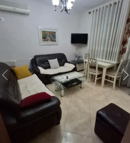 Tirane, jepet me qera apartament 1+1 Kati 1, 55 m² 450 € (Medrese)
