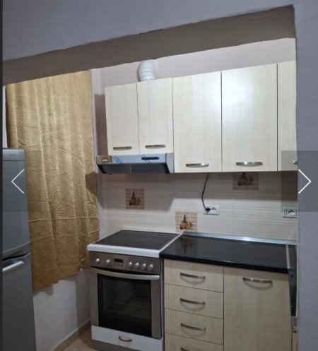 Tirane, jepet me qera apartament 1+1 Kati 1, 55 m² 450 € (Medrese)