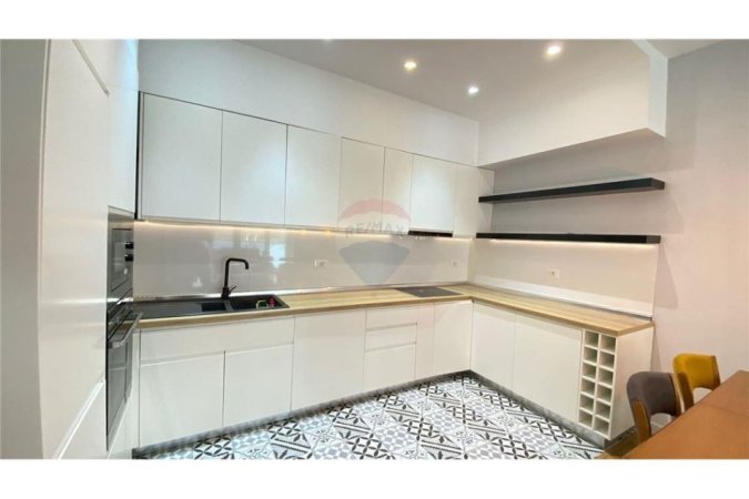 Tirane, jepet me qera apartament 2+1+Ballkon , 98 m² 900 € (KOMUNA E PARISIT)