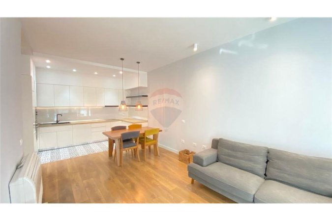 Tirane, jepet me qera apartament 2+1+Ballkon , 98 m² 900 € (KOMUNA E PARISIT)