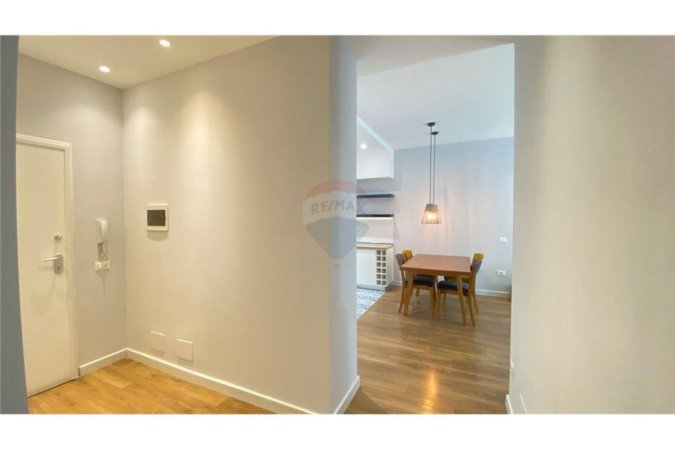 Tirane, jepet me qera apartament 2+1+Ballkon , 98 m² 900 € (KOMUNA E PARISIT)