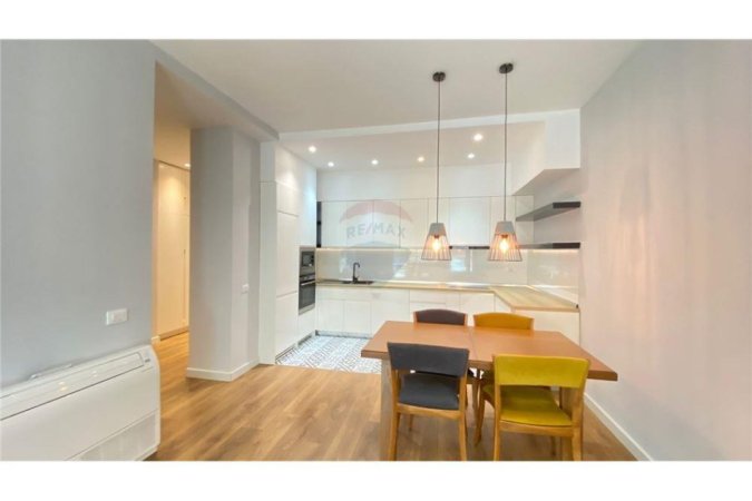 Tirane, jepet me qera apartament 2+1+Ballkon , 98 m² 900 € (KOMUNA E PARISIT)