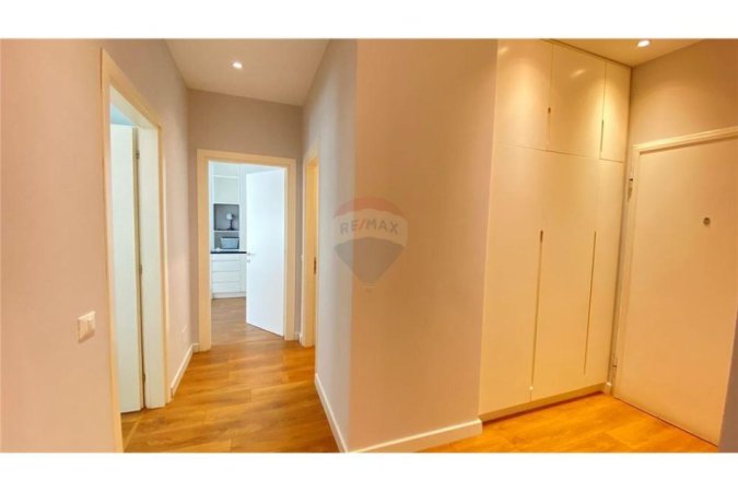 Tirane, jepet me qera apartament 2+1+Ballkon , 98 m² 900 € (KOMUNA E PARISIT)