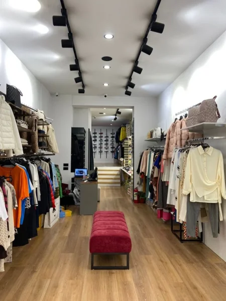 Tirane, shes dyqan Kati 0, 90 m² 600.000 Euro (Rr. Myslym Shyri)