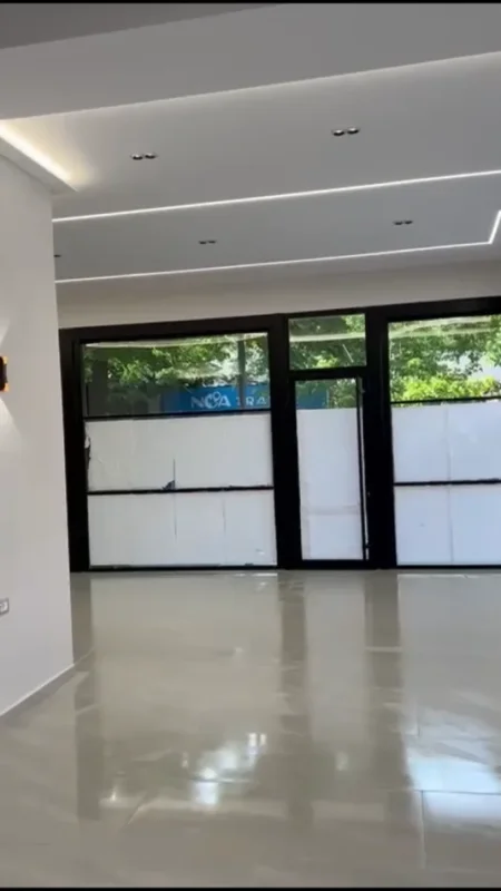 Tirane, shitet dyqan Kati 0, 100 m² (Pazari Ri)