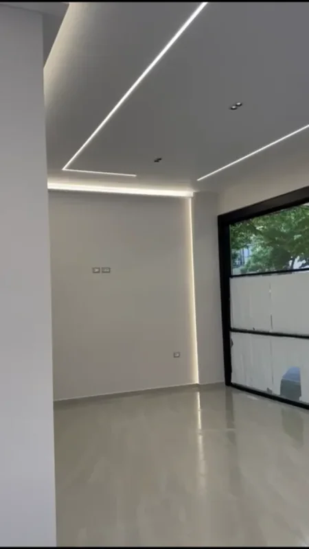 Tirane, shitet dyqan Kati 0, 100 m² (Pazari Ri)