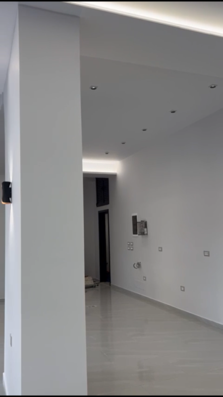 Tirane, shitet dyqan Kati 0, 100 m² (Pazari Ri)
