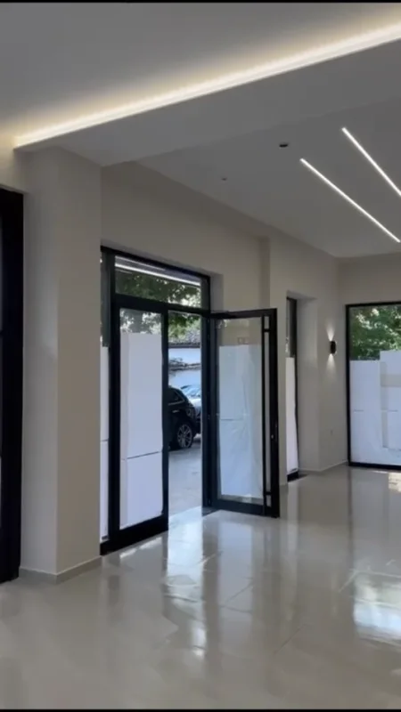 Tirane, shitet dyqan Kati 0, 100 m² (Pazari Ri)