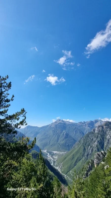 Partir en Albanie. Guide touristique et agent de voyage.
