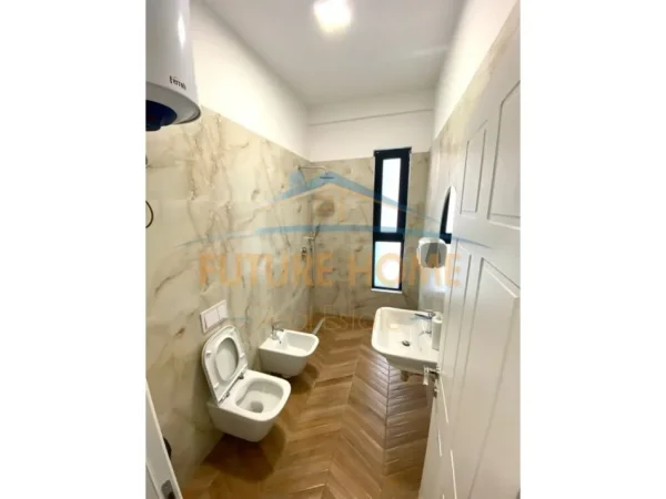 Tirane, jepet me qera zyre Kati 4, 133 m² 1.000 € (rruga e kavajes)