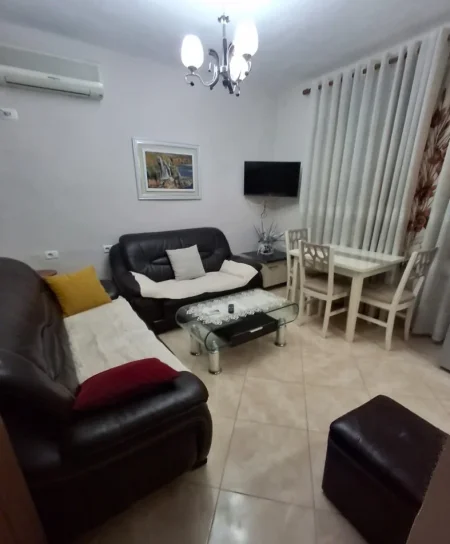 Tirane, jepet me qera apartament 1+1+Ballkon Kati 1, 55 m² 450 € (Rruga e dibres prane Medresese)