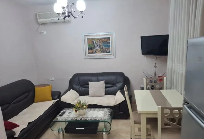 Tirane, jepet me qera apartament 1+1+Ballkon Kati 1, 55 m² 450 € (Rruga e dibres prane Medresese)