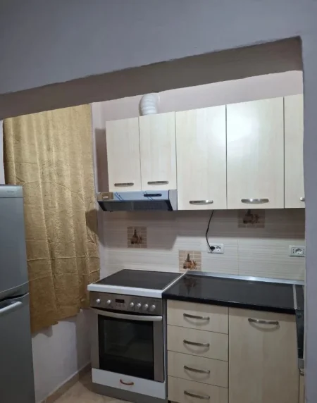 Tirane, jepet me qera apartament 1+1+Ballkon Kati 1, 55 m² 450 € (Rruga e dibres prane Medresese)