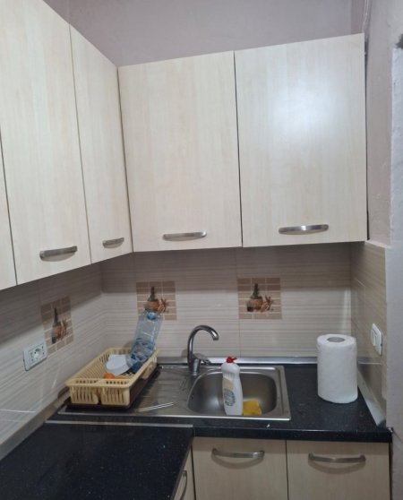 Tirane, jepet me qera apartament 1+1+Ballkon Kati 1, 55 m² 450 € (Rruga e dibres prane Medresese)