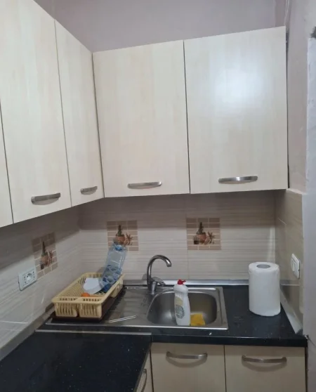 Tirane, jepet me qera apartament 1+1+Ballkon Kati 1, 55 m² 450 € (Rruga e dibres prane Medresese)