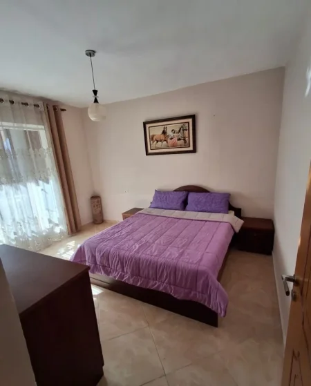 Tirane, jepet me qera apartament 1+1+Ballkon Kati 1, 55 m² 450 € (Rruga e dibres prane Medresese)