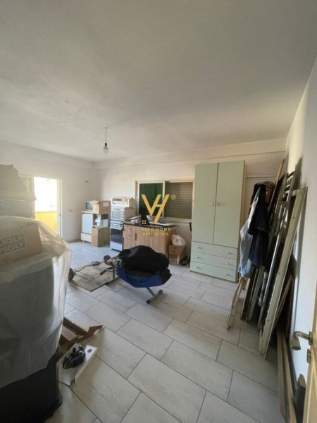 Tirane, jepet me qera apartament 3+1+Ballkon Kati 5, 230 m² 700 € (KODRA E DIELLIT)