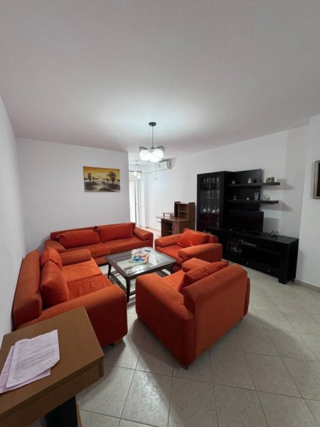 Tirane, jepet me qera apartament 2+1+Ballkon Kati 2, 112 m² 700 € (Zog zi , prane er petrol)