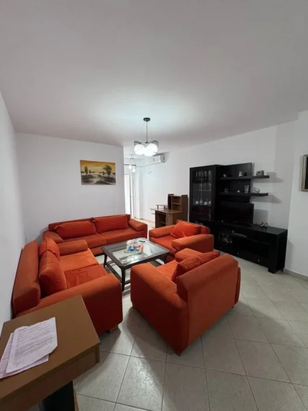 Tirane, jepet me qera apartament 2+1+Ballkon Kati 2, 112 m² 700 € (Zog zi , prane er petrol)
