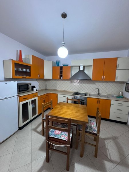 Tirane, jepet me qera apartament 2+1+Ballkon Kati 2, 112 m² 700 € (Zog zi , prane er petrol)
