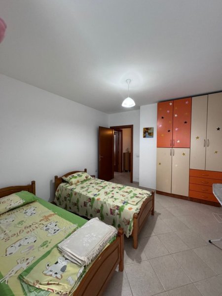 Tirane, jepet me qera apartament 2+1+Ballkon Kati 2, 112 m² 700 € (Zog zi , prane er petrol)