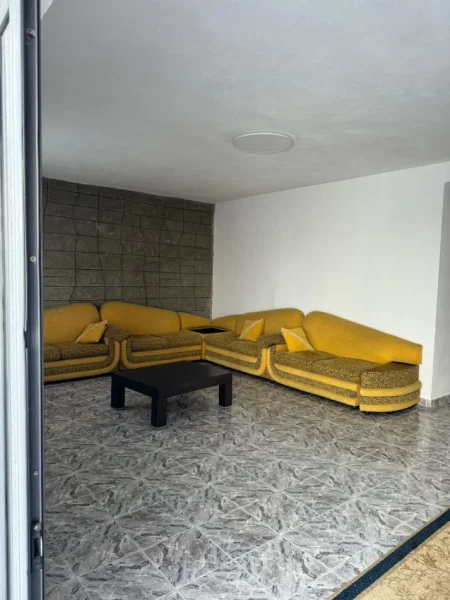 Tirane, jepet me qera shtepi 2+1+Ballkon Kati 2, 100 m² 550 € (Qytet studenti rruga budi)