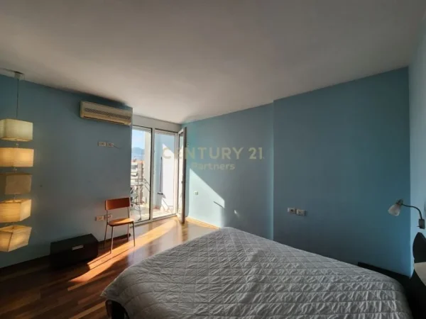 Tirane, jepet me qera apartament 2+1+Ballkon Kati 9, 115 m² 650 € (Rruga e Kavajes)