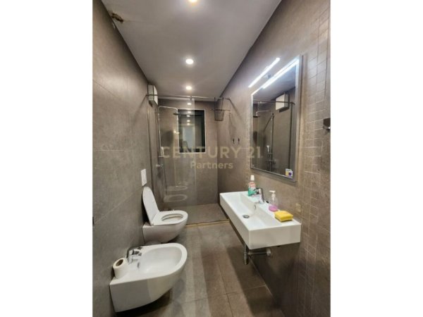 Tirane, jepet me qera apartament 2+1+Ballkon Kati 9, 115 m² 650 € (Rruga e Kavajes)