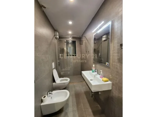 Tirane, jepet me qera apartament 2+1+Ballkon Kati 9, 115 m² 650 € (Rruga e Kavajes)