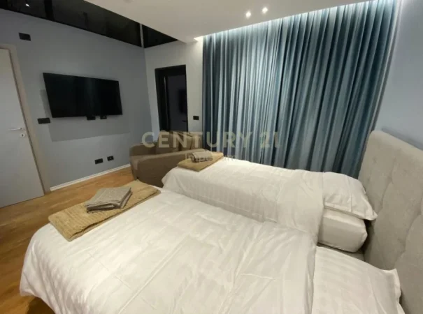 Tirane, shitet Vile 4+1 Kati 9, 200 m² 550.000 € (Rruga Fortuzi)