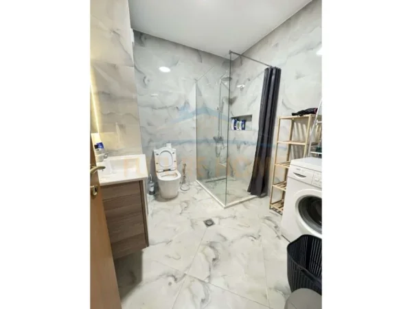 Tirane, jepet me qera apartament 1+1 Kati 5, 92 m² 900 € (Air Albania.)