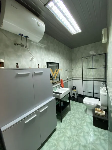 Tirane, jepet me qera apartament 2+1+Ballkon Kati 10, 145 m² 1.300 € (BLLOK)