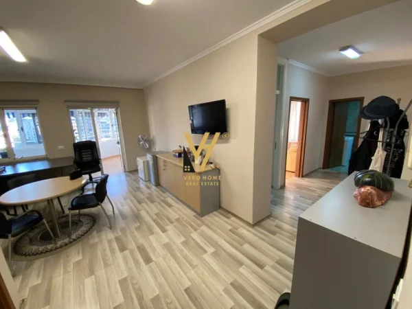 Tirane, jepet me qera apartament 2+1+Ballkon Kati 10, 145 m² 1.300 € (BLLOK)
