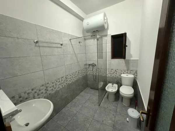 Tirane, jepet me qera apartament 2+1+Ballkon Kati 1, 85 m² 380 € (QYTET STUDENTI)