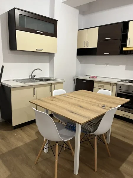 Tirane, jepet me qera apartament 2+1+Ballkon Kati 4, 95 m² 450 € (ALI DEMI)