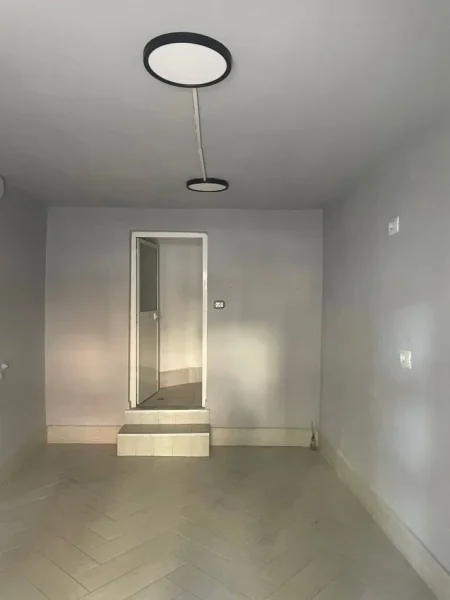 Tirane, jepet me qera dyqan Kati 0, 15 m² 400 € (HARRY FULTZ)