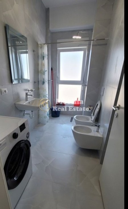 Tirane, jepet me qera apartament 1+1 Kati 7, 60 m² 500 € (Ali Demi)