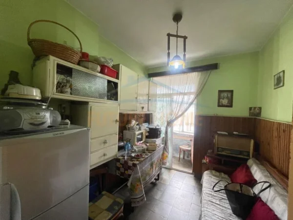 Korce, shitet apartament 1+1 Kati 4, 63 m² 48.000 € (Lagjia 9)