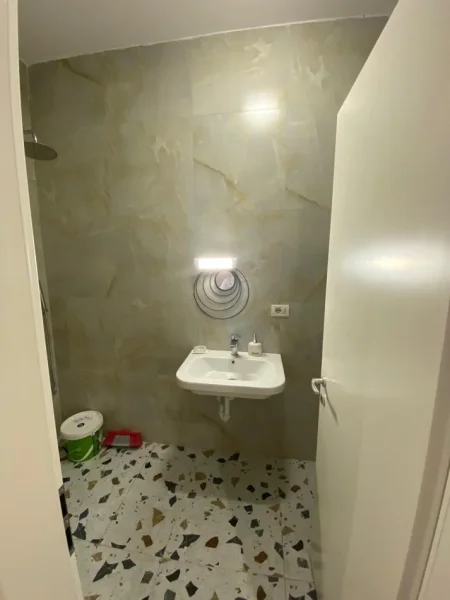 Tirane, jepet me qera dyqan Kati 0, 30 m² 300 € (ali demi)