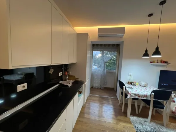 Tirane, jepet me qera zyre Kati 2, 60 m² 800 € (RRUGA BARDHYL)