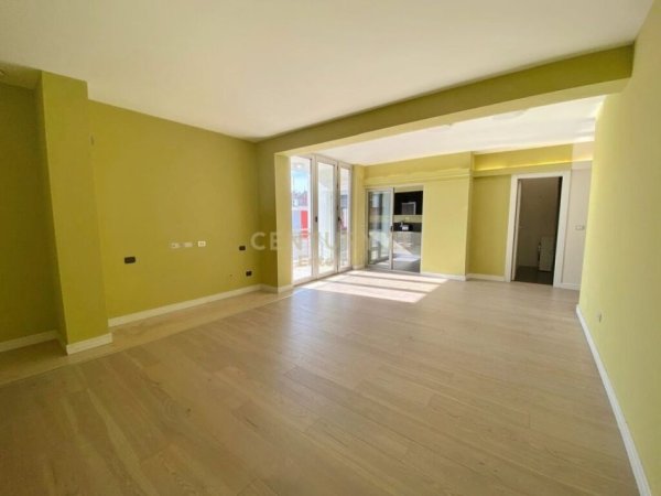 Tirane, jepet me qera apartament duplex Dublex Kati 8, 220 m² 2.000 € (Nobis)