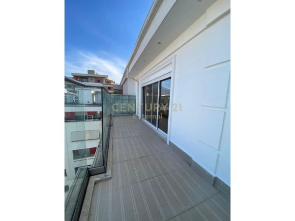 Tirane, jepet me qera apartament duplex Dublex Kati 8, 220 m² 2.000 € (Nobis)