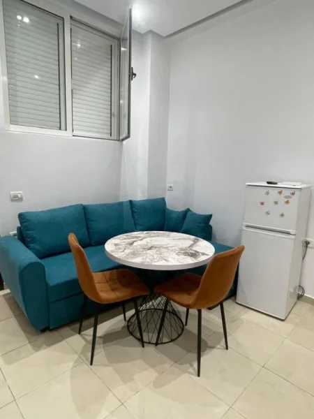 Tirane, jepet me qera apartament 1+1+Ballkon Kati 1, 60 m² 400 € (VILAT GJERMANE)