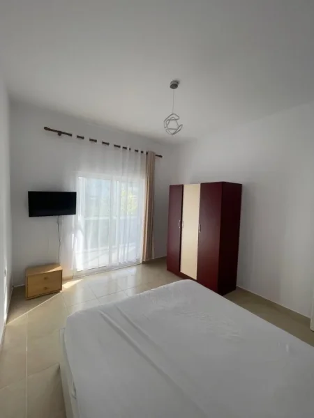 Tirane, jepet me qera apartament 1+1+Ballkon Kati 1, 60 m² 400 € (VILAT GJERMANE)