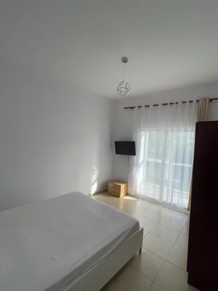 Tirane, jepet me qera apartament 1+1+Ballkon Kati 1, 60 m² 400 € (VILAT GJERMANE)