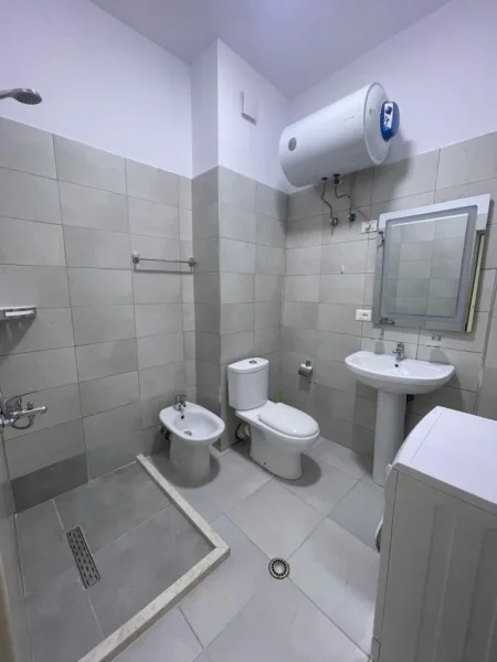 Tirane, jepet me qera apartament 1+1+Ballkon Kati 1, 60 m² 400 € (VILAT GJERMANE)