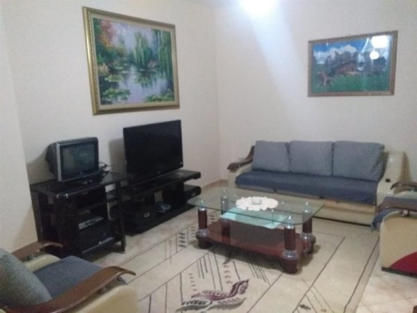 Tirane, jepet me qera apartament 1+1+Ballkon Kati 2, 70 m² 350 € (fresku)