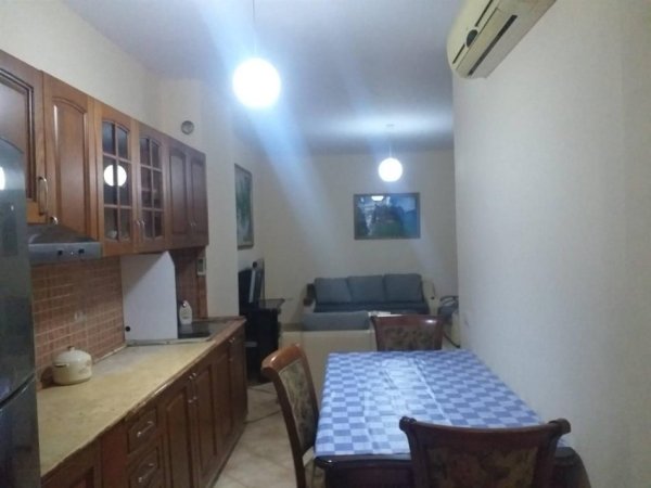 Tirane, jepet me qera apartament 1+1+Ballkon Kati 2, 70 m² 350 € (fresku)